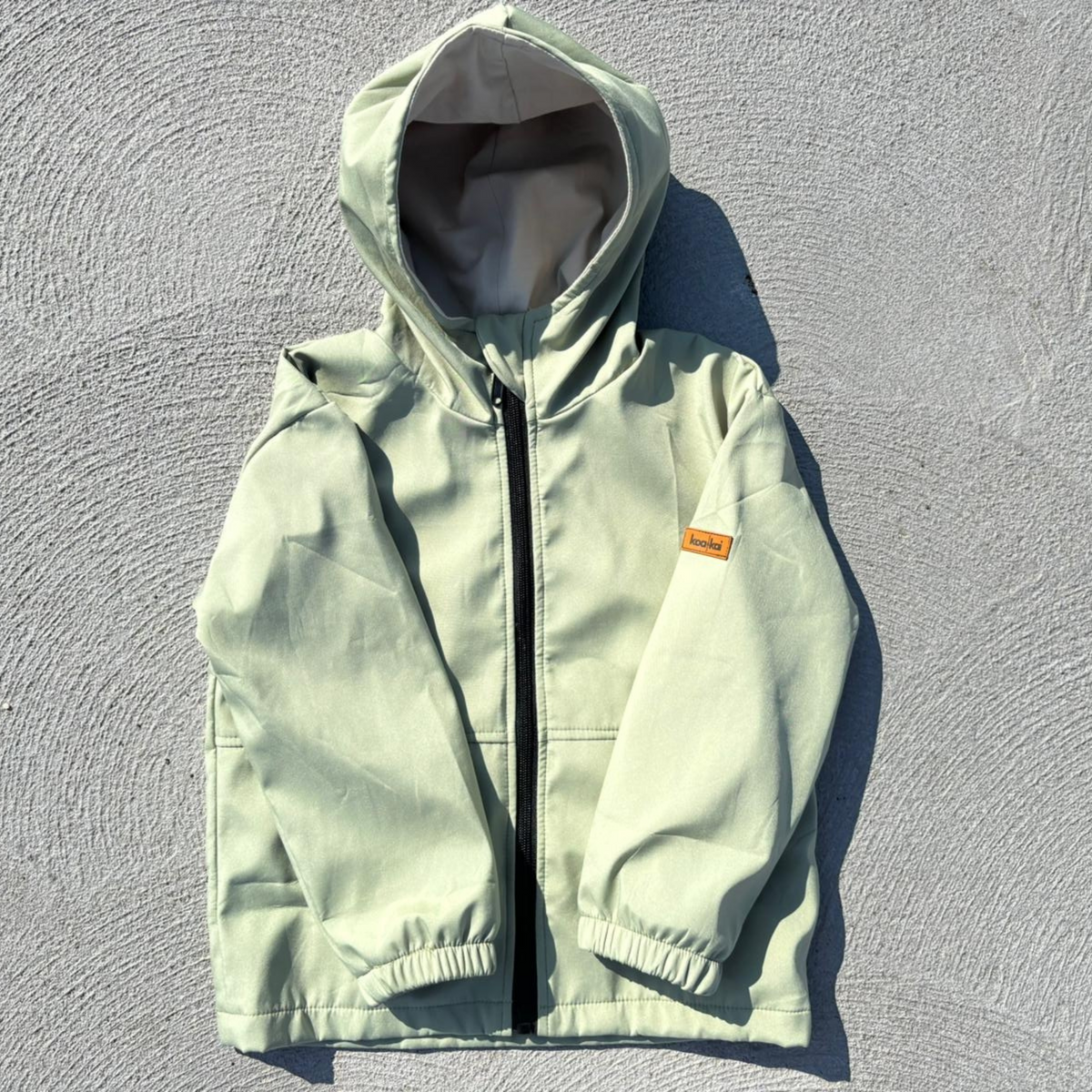 khaki windbreaker koa and kai flat lay drievway